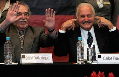 Carlos Fuentes y Gabriel García Márquez bromean durante la Feria Internacional de Guadalajara del año 2008, en la que se celebró su 80 cumpleaños.