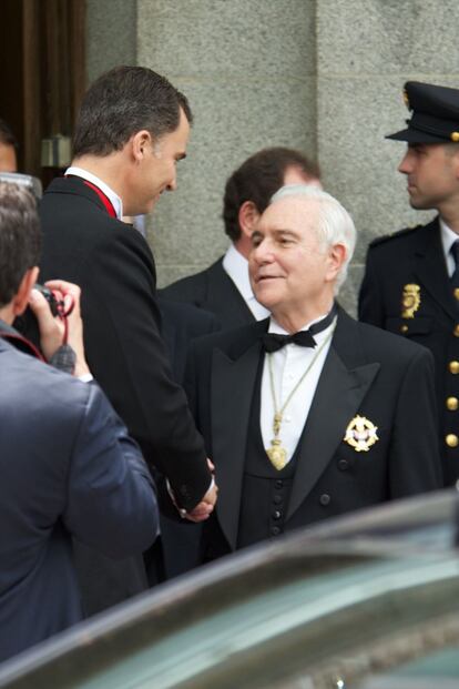 El presidente del Supremo, Carlos Dívar, y el príncipe Felipe, a su llegada a los actos del bicentenario de la institución judicial.