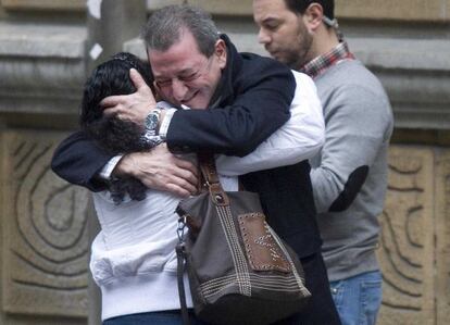 La amiga de Yasmín Zamira Rodríguez, asesinado en 2009 por su marido, y el vecino de Irún que intercedió en la agresión se abrazan a las puertas de la Audiencia Provincial Gipuzkoa.