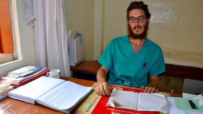 El doctor Santiago Ahumada en su consulta de Obout, Camerún.