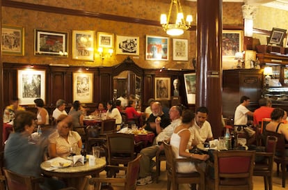 El Tortoni, inaugurado a finales de 1858, es uno de los más célebres cafés de la ciudad. El pasado octubre cumplió 160 años y sigue tan concurrido como siempre. Techo de vidrieras decimonónicas, una sala de billares, una hilera de columnas de mármol y, a la entrada, una escultura policromada de Eduardo Noé dedicada al letrista de tango Horacio Ferrer. Más información: <a href="http://www.cafetortoni.com.ar/" target="_blank">www.cafetortoni.com.ar </a>