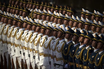 Miembros de una guardia de honor china prestan atención durante una ceremonia de bienvenida para el presidente búlgaro, Rumen Radev, en el Gran Palacio del Pueblo en Beijing (China).