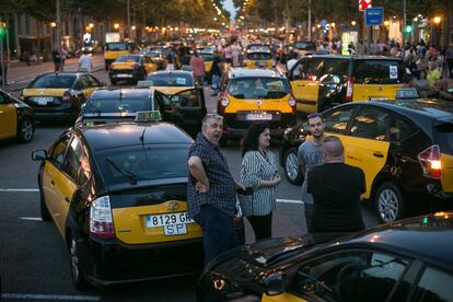 Els taxistes van col·lapsar el centre de la ciutat i van tallar els accessos a l'aeroport.