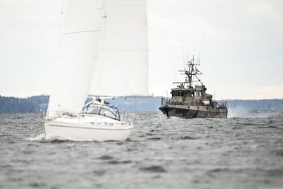Navio-patrulha sueco no arquipélago de Estocolmo.