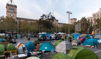 La acampada de la plaza de Universitat ocupa la Gran Via con tiendas de campaña.