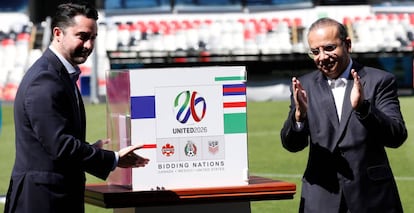 Yon de Luisa (i) muestra el logotipo de la candidatura conjunta de Norteamérica.