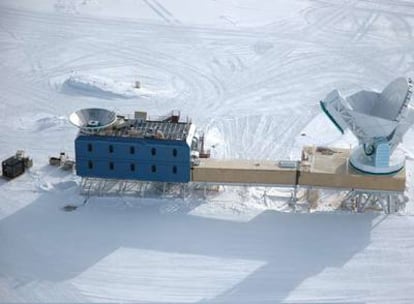 El Telescopio del Polo Sur es una gran antena de 10 metros de diámetro ubicada en la base estadounidense Amundsen-Scott. Se puede ver en la parte derecha de la fotografía. La sala de control está situada en la estructura marrón en la base de la antena.