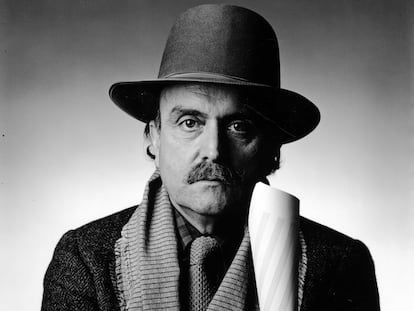 El compositor Alvin Lucier en 1986.