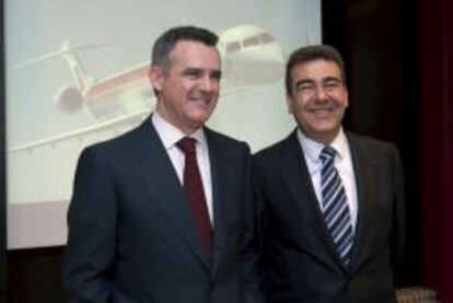 El presidente de Air Nostrum, Javier Serratosa, y el consejero delegado la compa&ntilde;&iacute;a, Carlos Bertomeu.  