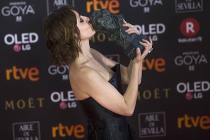 Nathalie Poza posa con su Goya por &#039;No s&eacute; decir adi&oacute;s&#039;. 