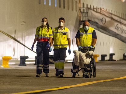 Desembarco de migrantes del crucero 'Insignia' en el Dique Sur del puerto de Santa Cruz de Tenerife, el 21 de junio.