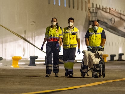 Desembarco de migrantes del crucero 'Insignia' en el Dique Sur del puerto de Santa Cruz de Tenerife, el 21 de junio.