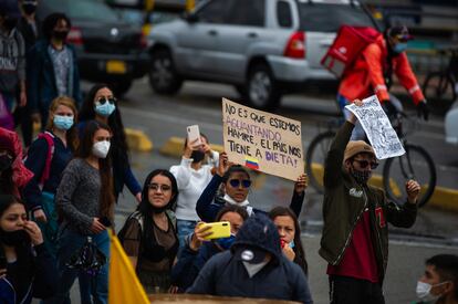 Una manifestante porta un letrero quejándose del hambre, durante el paro nacional, el 3 de mayo de 2021.