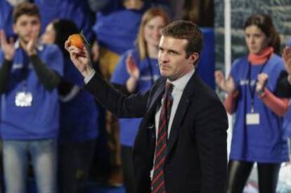 Pablo Casado, con una naranja en la mano, en el acto de Valencia.