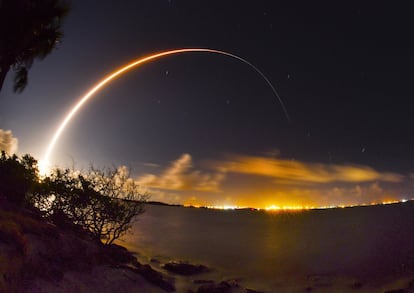 Vista del lanzamiento del cohete 'United Alliance Alliance Atlas', portando el satélite 'AEHF-4', en la estación de la Fuerza Aérea de Cabo Cañaveral, en Florida.