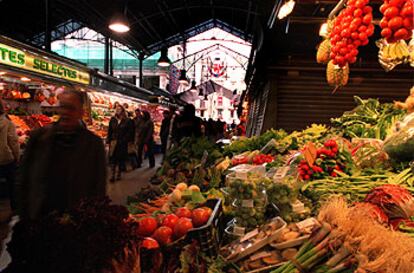 Los puestos de frutas y verduras de la Boquería se escalonan con caprichosas formas geométricas y de colores que recuerdan a Gaudí.