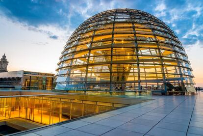 La cúpula del Reichstag de Berlín, obra de Norman Foster, iluminada al atardecer.