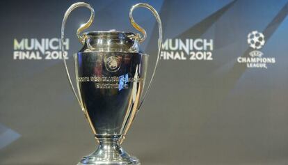 El trofeo de la Liga de Campeones expuesto durante el sorteo de los cuartos de final de la competición en Nyon