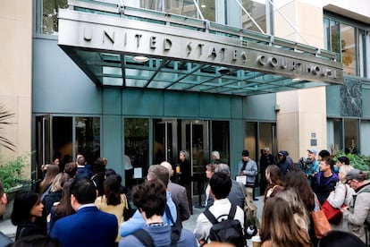 Journalists and curious people gathered at the doors of the Oakland court, in California, to attend the trial between Elon Musk and Sam Altman, on April 28, 2026.