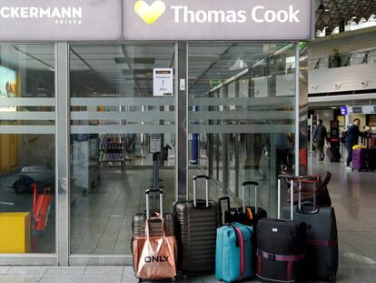 Maletas apiladas cerca de una oficina cerrada de la compañía de viajes Thomas Cook, en el aeropuerto de Frankfurt, Alemania, este lunes.