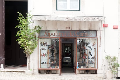 Escaparate de la Sapataria do Carmo, tienda de zapatos fundada en 1904 en la calle Largo do Carmo de Lisboa. 