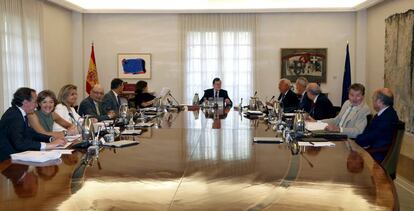 Mariano Rajoy, al centre, i els ministres abans de començar la reunió de divendres passat.