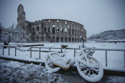 Una bicicleta cubierta de nieve frente al Coliseo tras la fuerte nevada en Roma (Italia), el 26 de febrero de 2018.