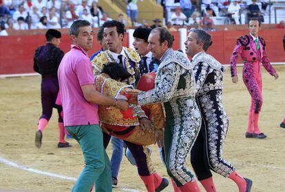 Pablo Saugar (centro) lleva junto con sus compañeros a Víctor Barrio a la enfermería.