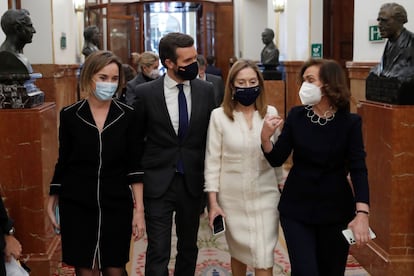 La vicepresidenta primera del Gobierno, Carmen Calvo (a la derecha), conversa con el líder del PP, Pablo Casado, flanqueado por la portavoz parlamentaria del Partido Popular, Cuca Gamarra (a su izquierda) y Ana Pastor a su llegada al Congreso este martes para asistir al acto conmemorativo del 40º aniversario del 23-F, marcado por los recientes comentarios del vicepresidente Pablo Iglesias de que España no es una democracia plena y por la expatriación del rey Juan Carlos, uno de los actores decisivos para abortar la asonada militar.