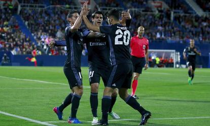 Morata, James y Asensio celebran el gol del colombiano.