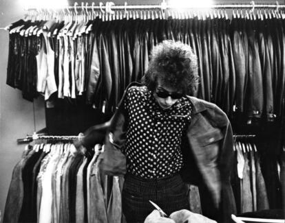 -FILE- U.S. rock singer and poet Bob Dylan tries on some clothes at the Gulins menswear shop in Stockholm, Sweden, April 28, 1966. Dylan gave one concert at the Concert Hall in Stockholm April 29.