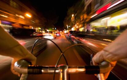 Un ciclista recorriendo el bulevar Saint-Laurent, en Montreal (Canadá).