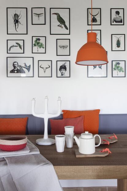 La lámpara del comedor es de Muuto, la
mesa es diseño original del holandés Piet
Hein Eek y los pósteres son de Vanilla Fly.