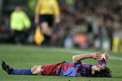 Messi, en el suelo tras sufrir la lesión.