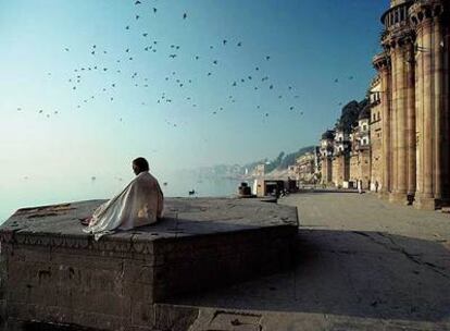 Meditación matutina en la orilla del Ganges, en Varanasi.