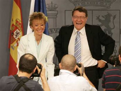María Teresa Fernández de la Vega y el ministro Jordi Sevilla, tras el Consejo de Ministros.
