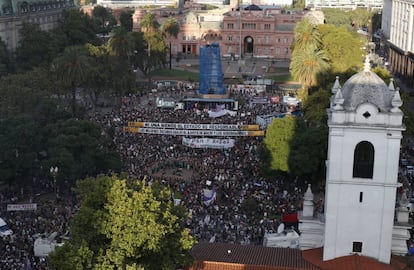 Marcha en la Plaza de Mayo por el Día Internacional de la Mujer.