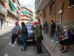 DVD1020 (23/09/2020) Vecinos esperan a que se les haga una PCR en la entrada del centro de salud Puerto Bonita en Madrid. Andrea Comas