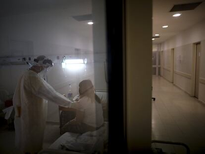 Un doctor atiende a una paciente en el hospital Ezeiza, en Buenos Aires.