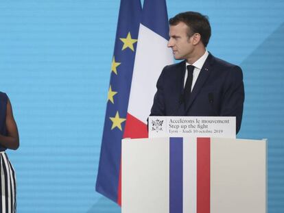 El presidente de Francia, Emmanuel Macron, escucha a Amanda Dushime, embajadora de buena voluntad de la ONG Grandir Ensemble, durante la sexta conferencia de resposición del Fondo Mundial, en Lyon.