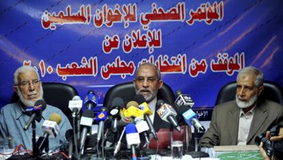Mohamed Badia, líder de los Hermanos Musulmanes (centro), junto a dos miembros de la formación islamista, el sábado en El Cairo.