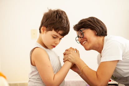 Sheyla Geriz, presidente da Liga Canábica, com o filho, Pedro.