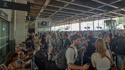 La estación de tren de Cannes, con los usuarios esperando noticias.