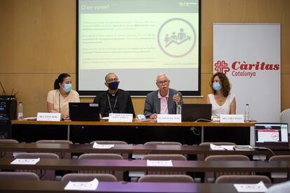 El cardenal Joan Josep Omella y el presidente de Cáritas Catalunya, Francesc Roig, en el medio, durante la presentación de la memoria anual de la entidad.