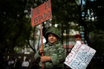Un niño participa en la protesta para pedir justicia por los 43 estudiantes desaparecidos en Ayotzinapa.