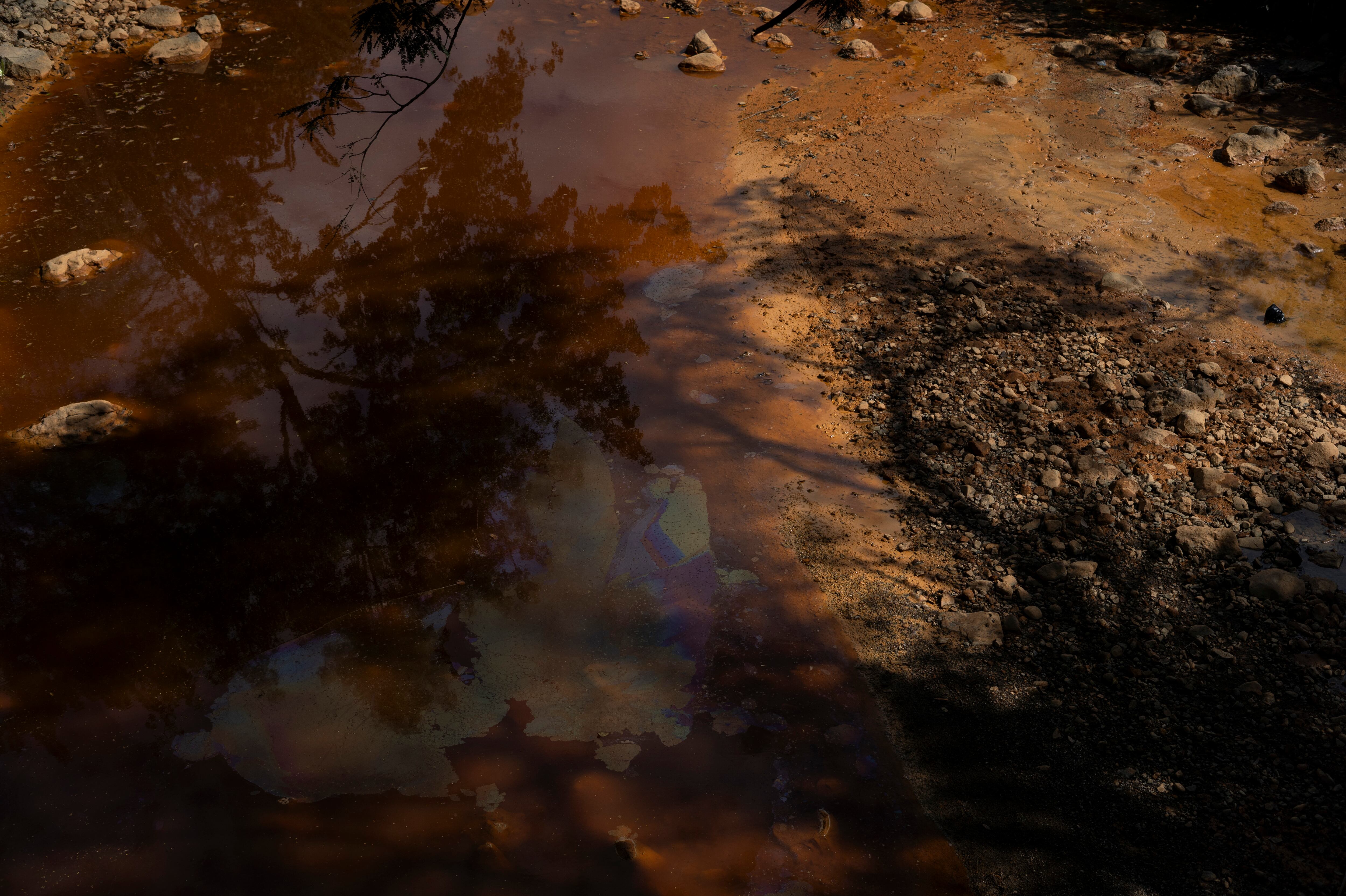 Las aguas contaminadas del río San Sebastián.