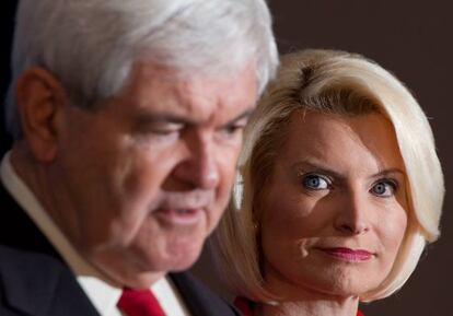 El candidato republicano Newt Gingrich, bajo la atenta mirada de su esposa, Callista, en el centro de la comunidad cristiana de Winnsboro, Carolina del Sur, el pasado 18 de enero.