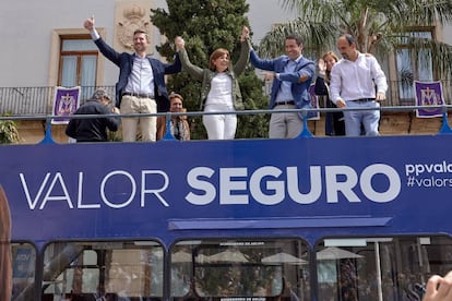 El secretario general del PP, Teodoro García Egea, la candidata popular, Isabel Bonig, y el candidato a la alcaldía de Gandia, Victor Soler, el jueves.