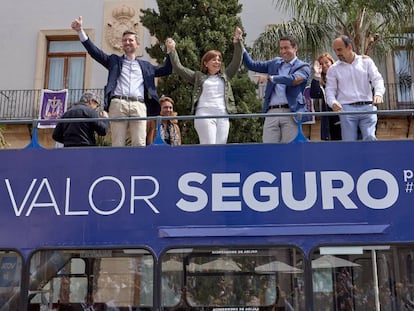 El secretario general del PP, Teodoro García Egea, la candidata popular, Isabel Bonig, y el candidato a la alcaldía de Gandia, Victor Soler, el jueves.