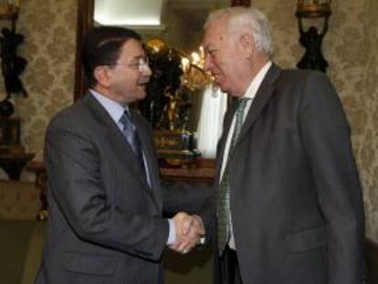 El ministro de Asuntos Exteriores, José Manuel García-Margallo (d), saluda al secretario de la Organización Mundial del Turismo (OMT), Taleb Rifai, con quien se ha reunido hoy en Madrid.